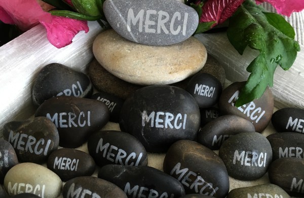 galet gravé personnalisé cadeau original enfance loi d'attaction merci