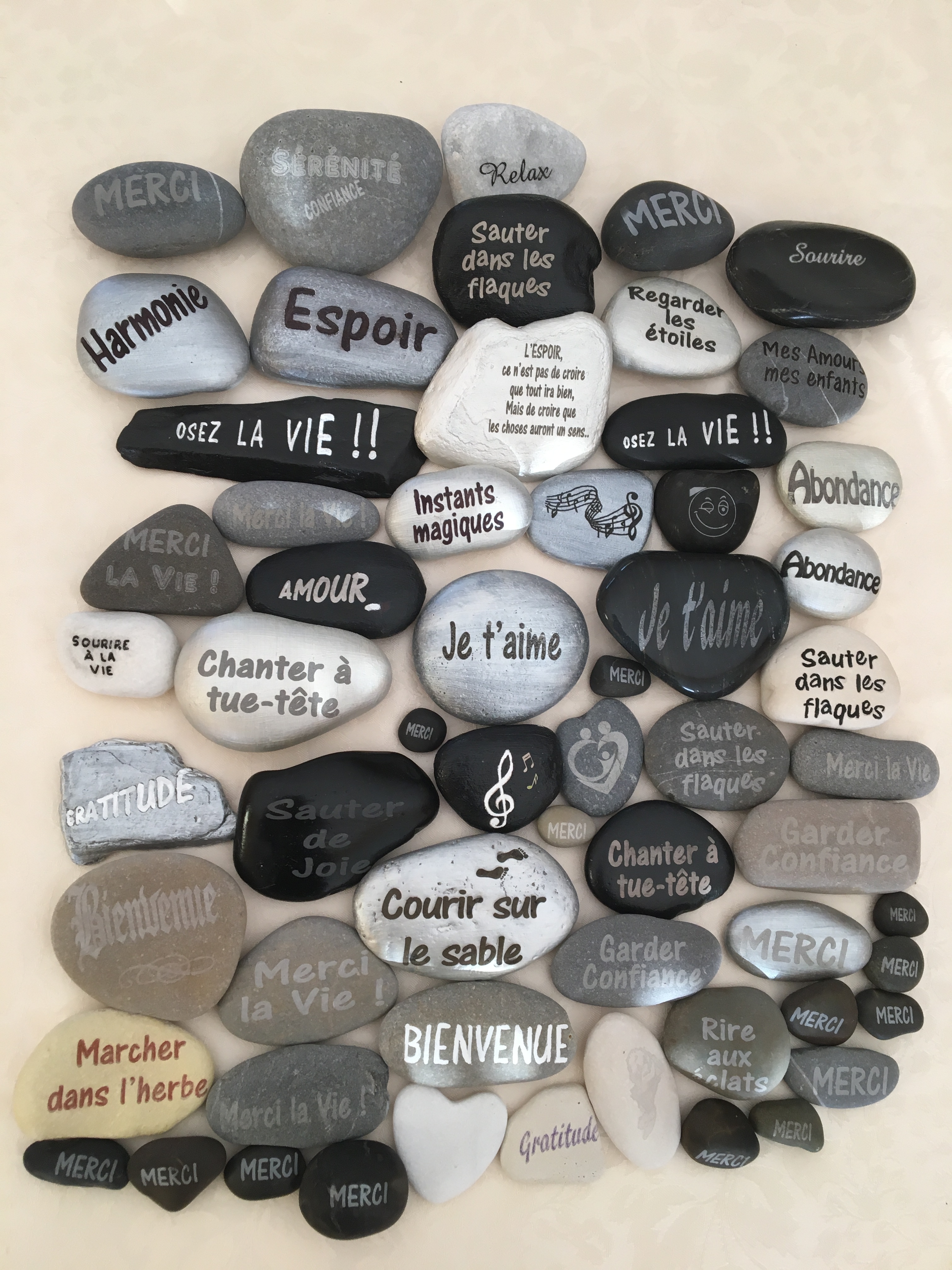 galets positifs personnalisés peints