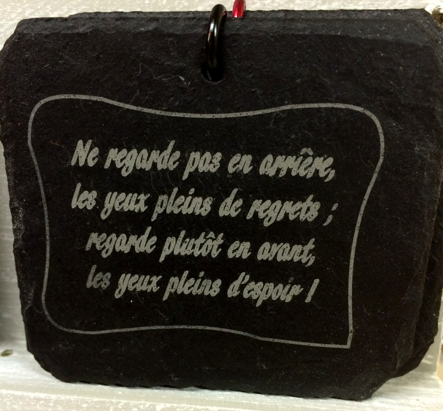 Ne regarde pas en arrière, les yeux pleins de regrets