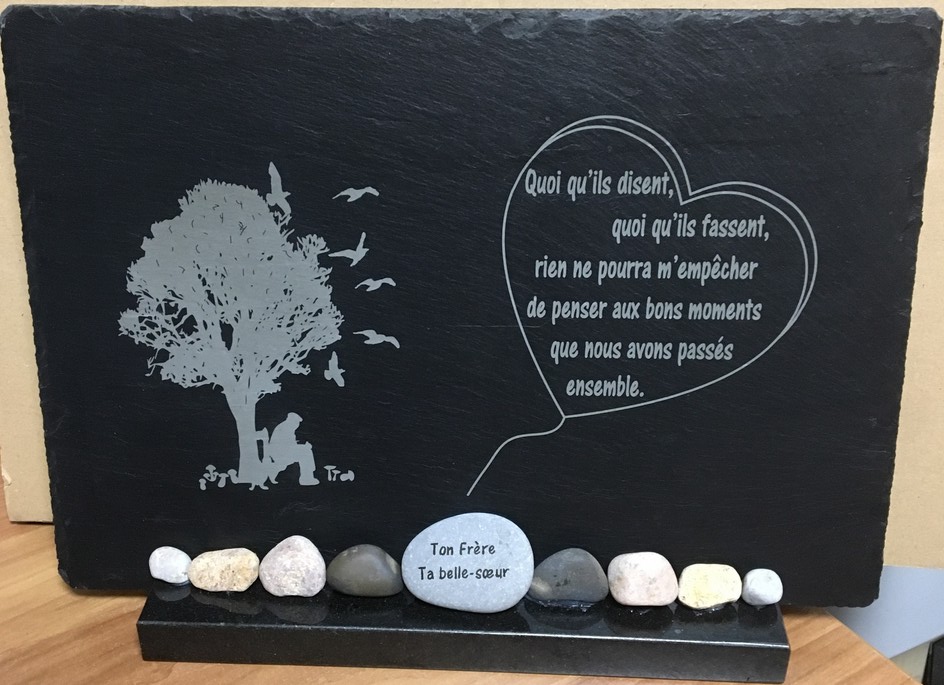 ardoise naturelle sur support granit galets naturels