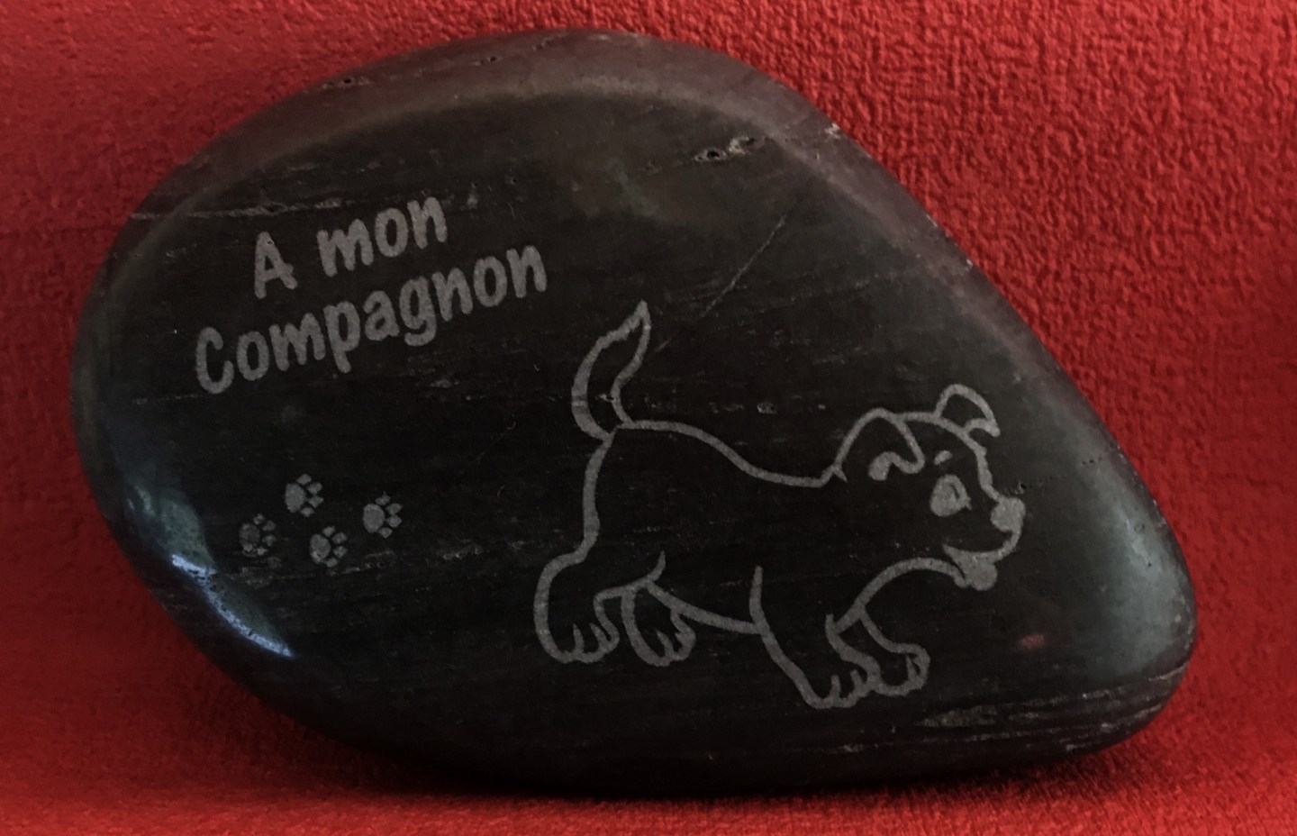 Galet naturel gravé décès chien funéraire