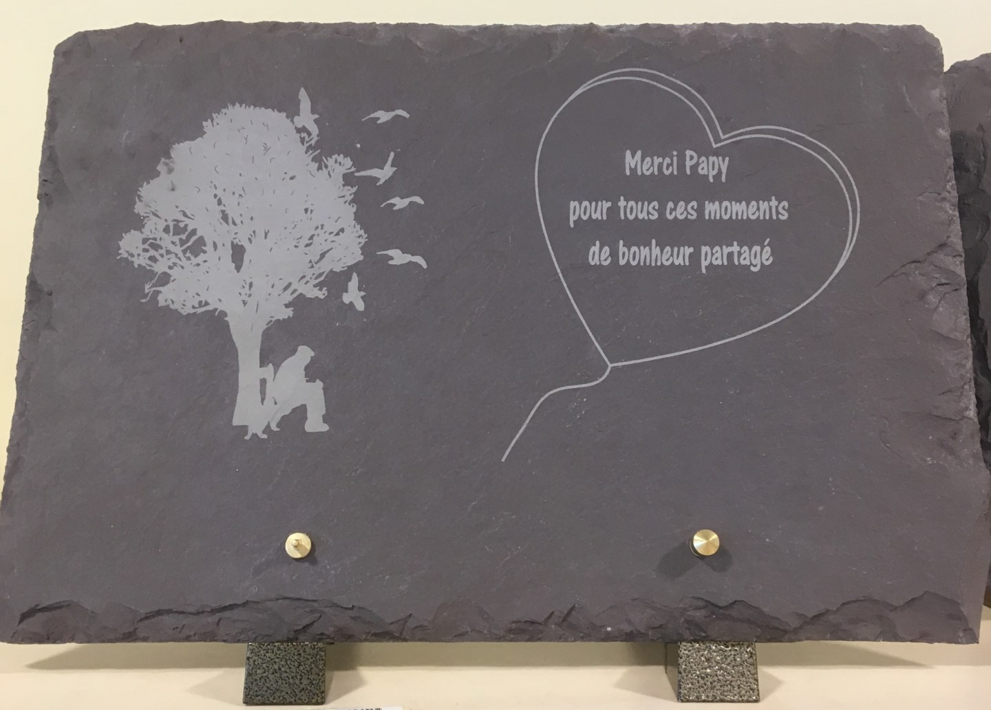ardoise funéraire personnalisée gravée Papy assis arbre