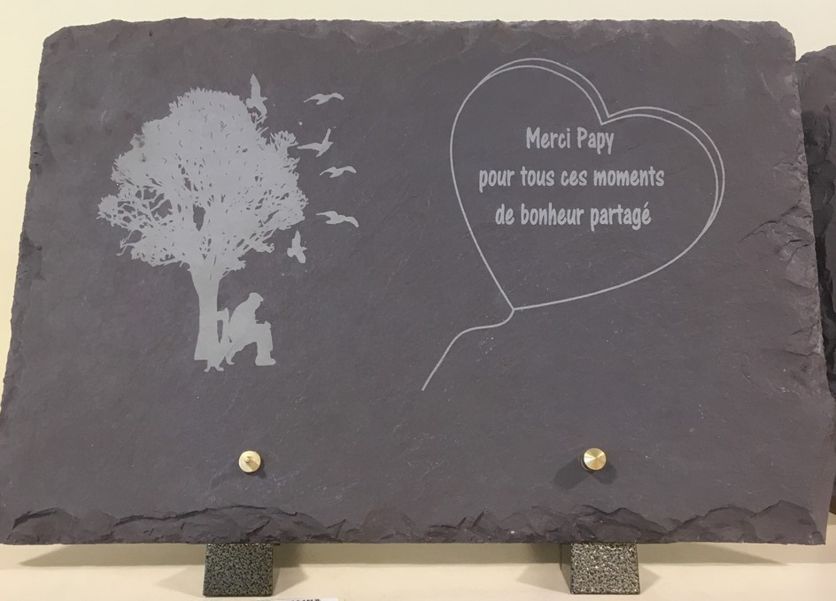 lauze funéraire gravée arbre papy coeur banc oiseaux