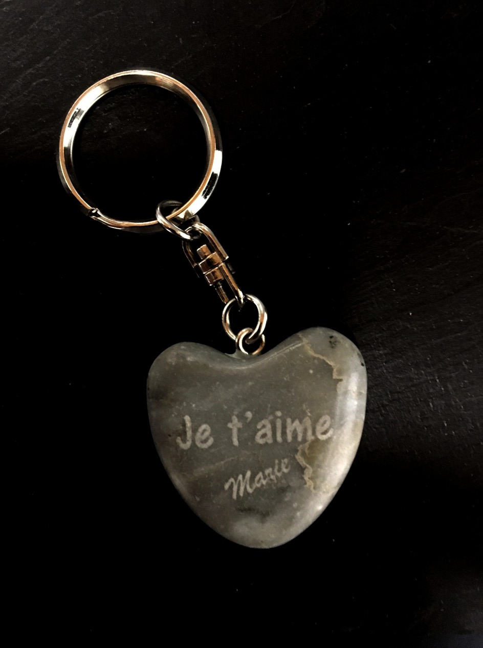 Galet naturel monté sur porte-clés personnalisé