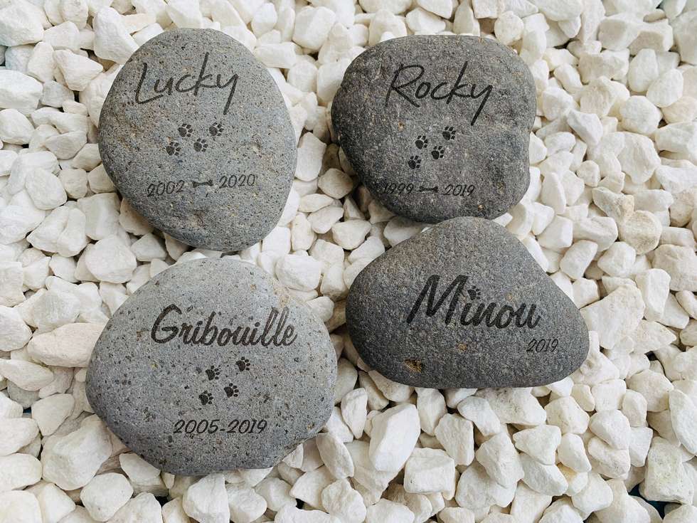 galet de Dordogne gravés en mémoire de la perte d'un animal de compagnie