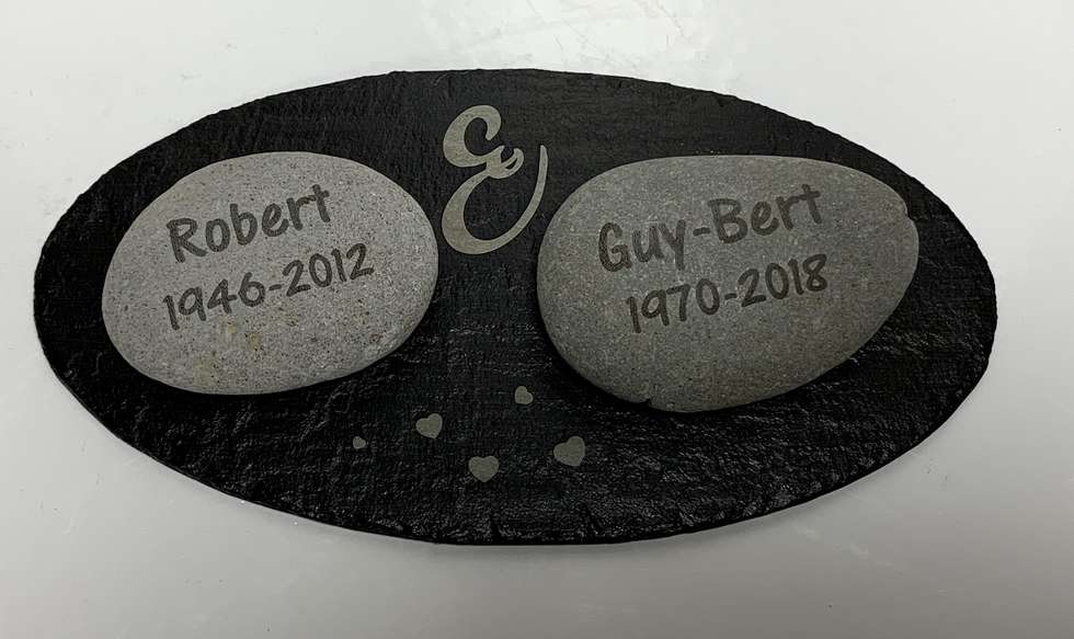 alliance de galets personnalisés gravés sur ardoise naturelle découpée à la main (env. 20cm)