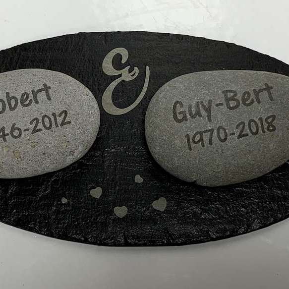 alliance de galets personnalisés gravés sur ardoise naturelle découpée à la main (env. 20cm)