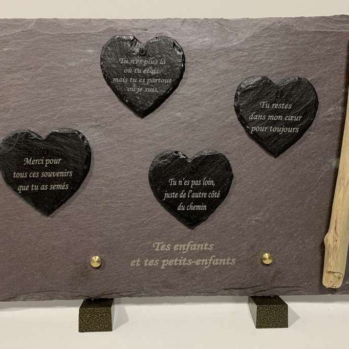 chaque coeur en ardoise est personnalisé et fixé sur une lauze