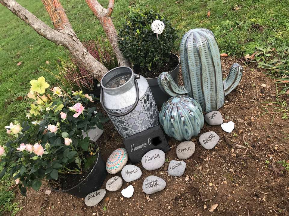 galets et ardoise gravés déposés dans Jardin de la Mémoire
