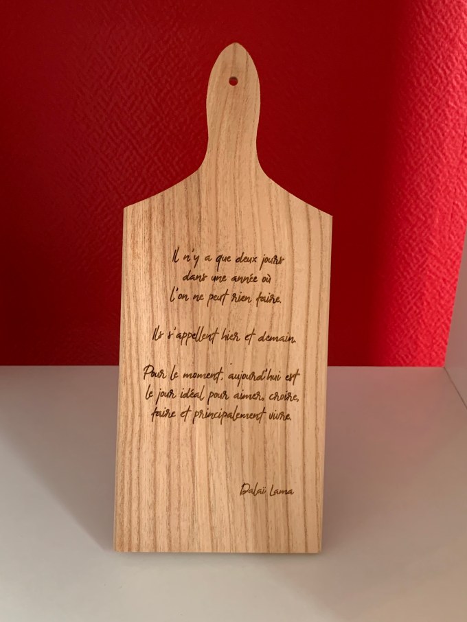 planche à tapas gravée d'une citation positive