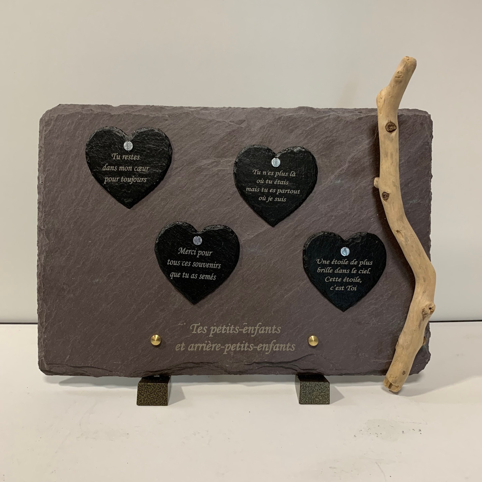 coeurs découpés sur ardoise, personnalisés, fixés sur lauze, touche de bois flotté