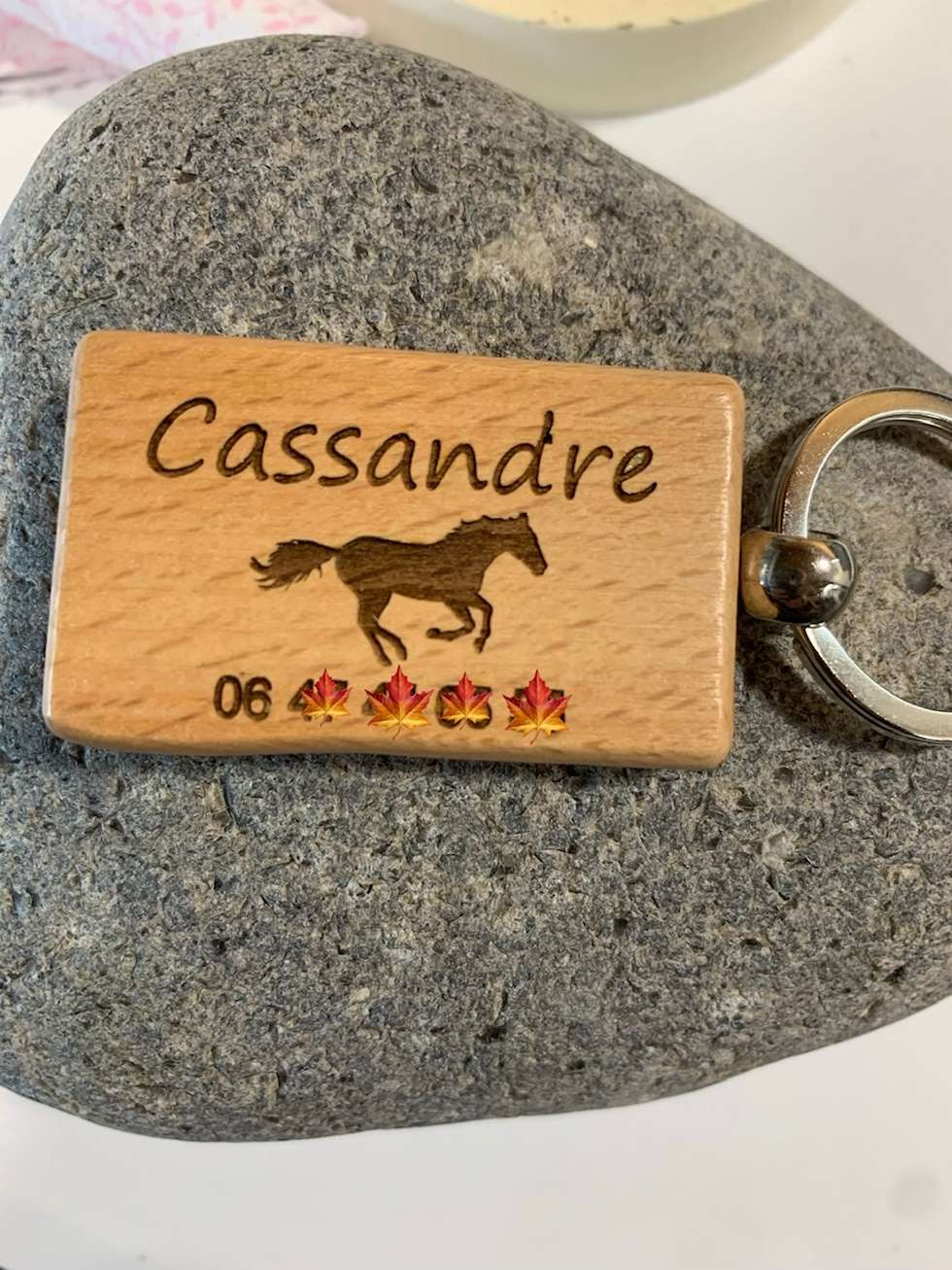 porte-clés en bois avec anneau métal gravé prénom cheval numéro téléphone
